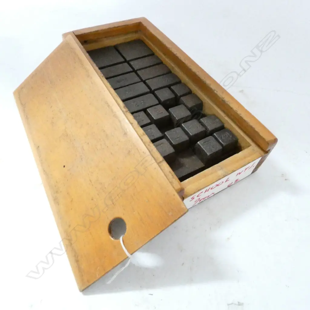 BOXED SET OF CAST STEEL 'SCHOOL WEIGHTS' Image 1++